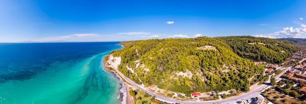 Vista aérea do drone do mar Fourka Skala e da floresta de pinheiros em Halkidiki, Grécia