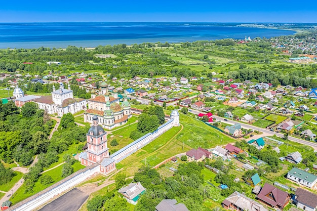 Vista aérea do drone do mosteiro da dormição goritsky em pereslavl zalessky, região de yaroslavl, rússia. dia ensolarado de verão. anel de ouro turístico da rússia.