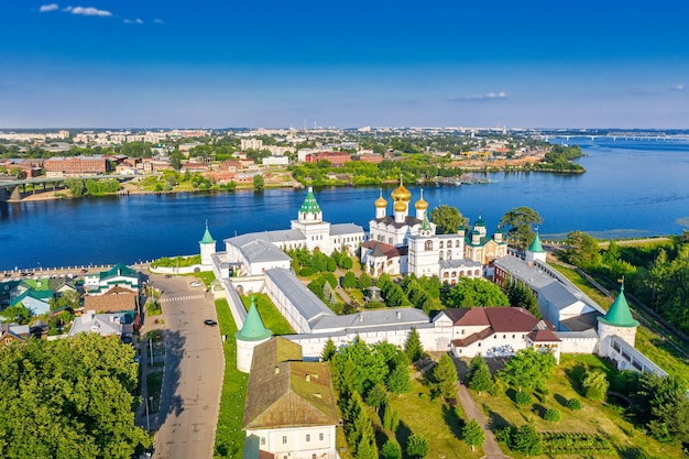 Vista aérea do drone do mosteiro Ortodoxo da Santíssima Trindade Ipatievsky durante o verão com o Rio Volga em Kostroma, Rússia.