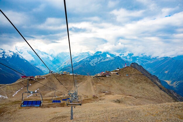 Vista aérea do drone. Elevador funicular nas montanhas Paisagens de montanha de verão de Karachay Cherkessia, Dombay, Cáucaso Ocidental.