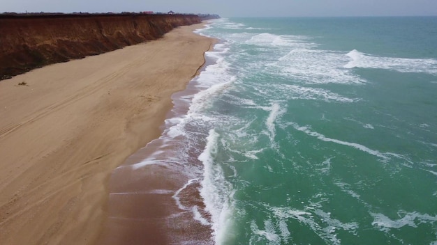 Vista aérea do drone no mar tempestuoso e costa