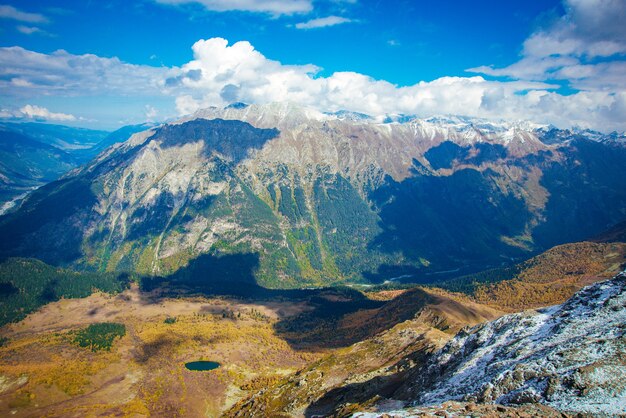 Vista aérea do drone. paisagens de montanha de verão de karachay cherkessia, dombay, cáucaso ocidental.