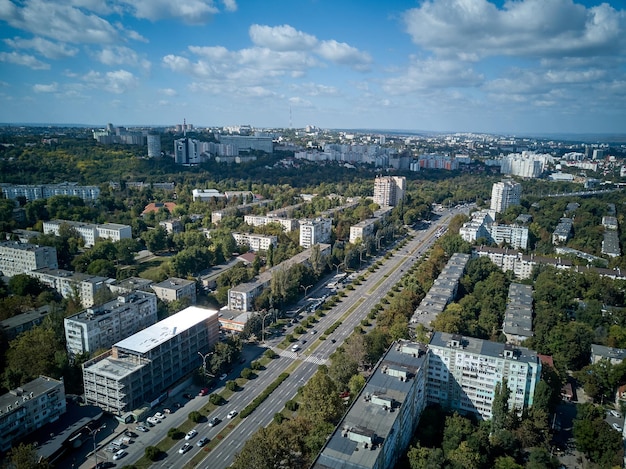 Vista aérea do drone sobrevoando a cidade Kishinev Moldova república de