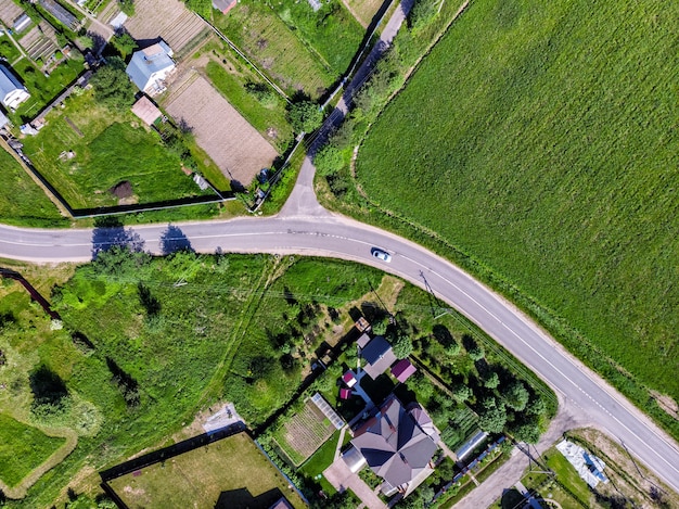 Vista aérea do drone superior da estrada, casas e campos