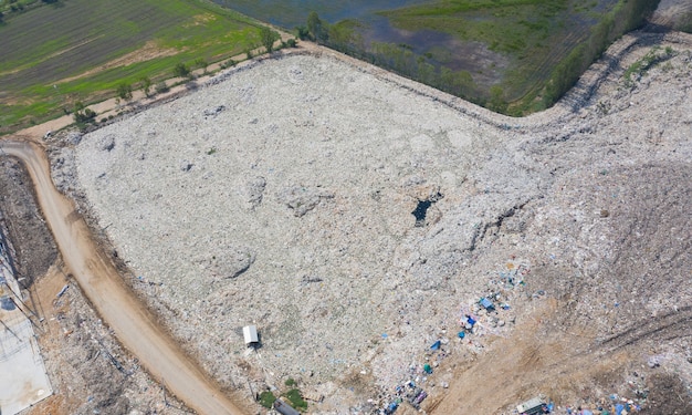 Vista aérea do drone voador da pilha de lixo