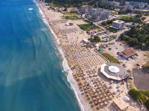 Vista aérea do drone voador de multidão de pessoas relaxando na praia em Kranevo Bulgária