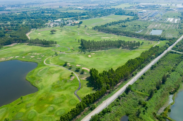 Vista aérea do drone voador do campo de golfe