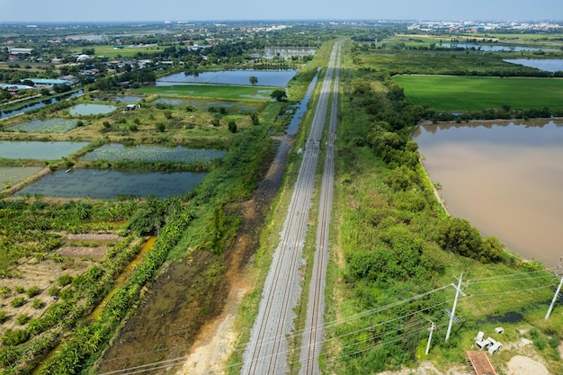 Vista aérea do drone voador dos trilhos da ferrovia