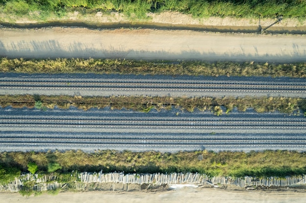 Vista aérea do drone voador dos trilhos da ferrovia