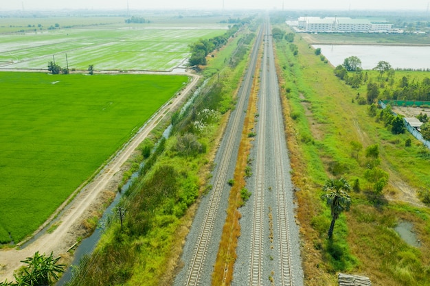 Vista aérea do drone voador dos trilhos da ferrovia