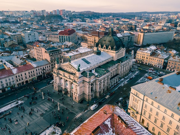 Vista aérea do edifício da ópera de lviv