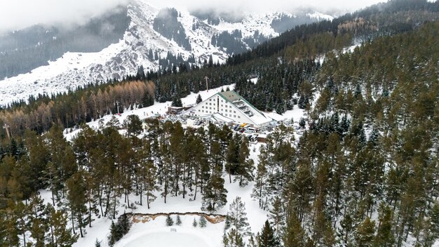 Vista aérea do edifício do Hotel Kapriz Karakol e da pista de gelo na estação de esqui