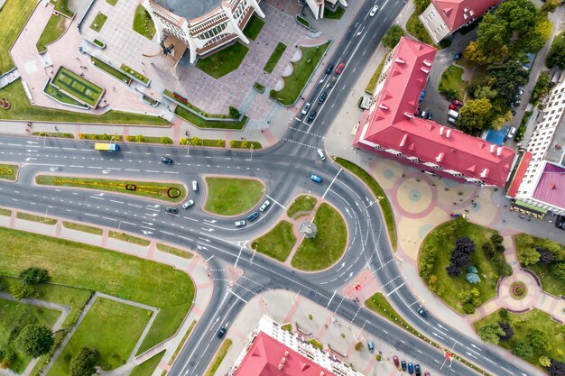 Vista aérea do enorme entroncamento rodoviário da autoestrada com tráfego intenso na cidade