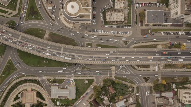 Vista aérea do entroncamento rodoviário, cruzamentos, estradas, pontes