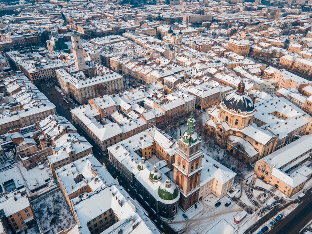 Vista aérea do espaço da cópia do centro de lviv coberto de neve