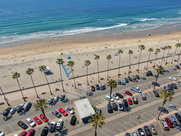 Vista aérea do estacionamento com carros em frente ao mar da praia, La Jolla. San Diego