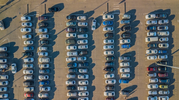 Vista aérea do estacionamento com carros estacionados.