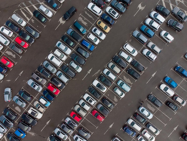 Vista aérea do estacionamento de automóveis