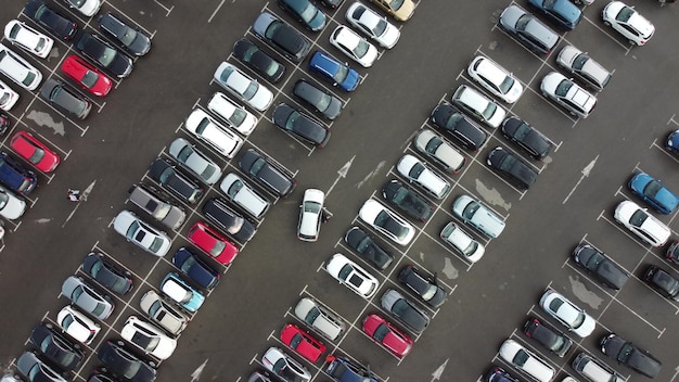 Vista aérea do estacionamento de automóveis