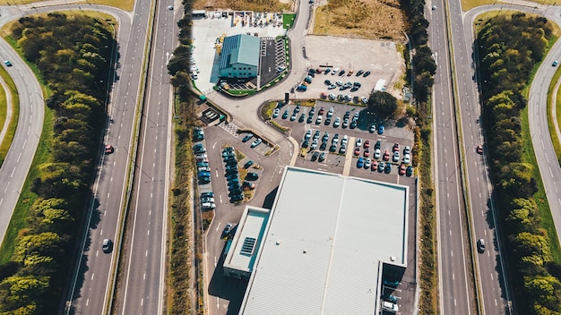 Vista aérea do estacionamento do shopping com rodovia nas proximidades