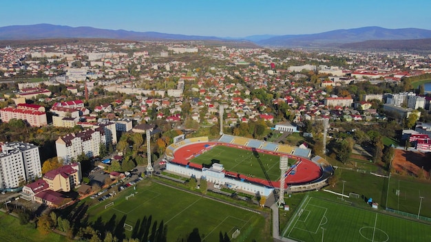 Vista aérea do estádio avanhard em uzhgorod com jogar futebol sem espectadores durante quar