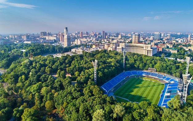 Vista aérea do Estádio do Dínamo, da Verkhovna Rada e do Prédio do Governo em Kiev, Ucrânia