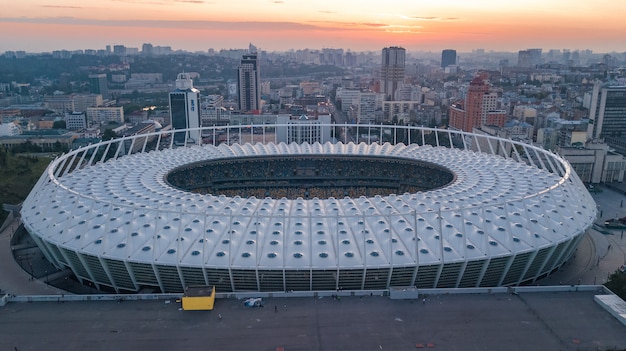 Vista aérea do estádio e a paisagem urbana de Kiev na sunset