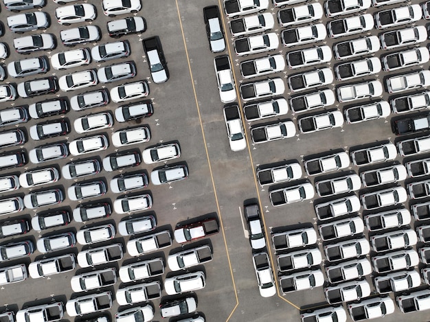 Vista aérea do estoque de carros novos no estacionamento da fábrica acima, veja os carros estacionados indústria automotiva