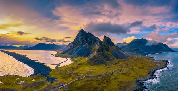 Vista aérea do Eystrahorn com Krossanesfjall Mountain na Islândia ao pôr do sol