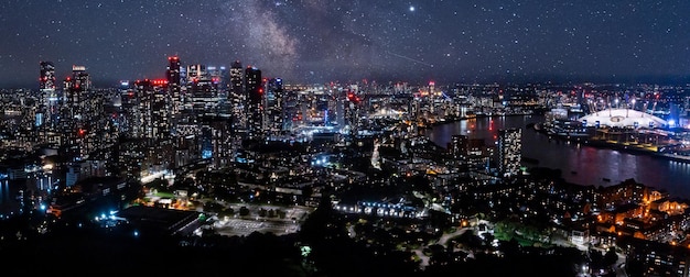 Vista aérea do famoso complexo de arranha-céus Canary Wharf Ilha dos Cães em Londres