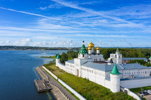 Foto vista aérea do famoso mosteiro ipatievsky hypatian na antiga cidade turística kostroma rússia