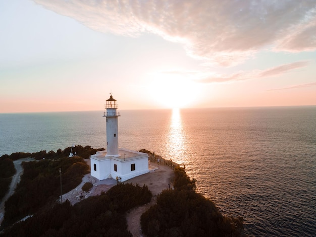 Vista aérea do farol da ilha de Lefkada no penhasco