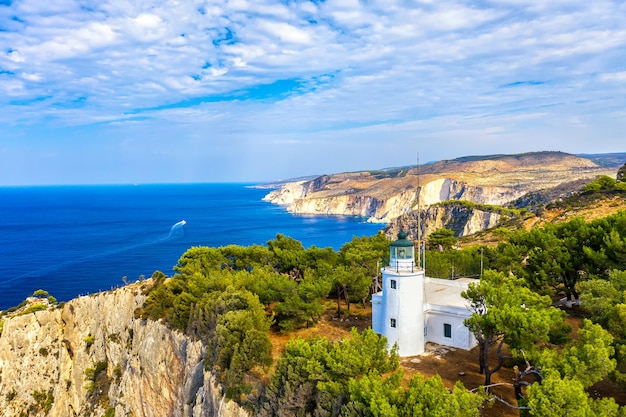 Vista aérea do farol de keri na ilha de zakynthos grécia