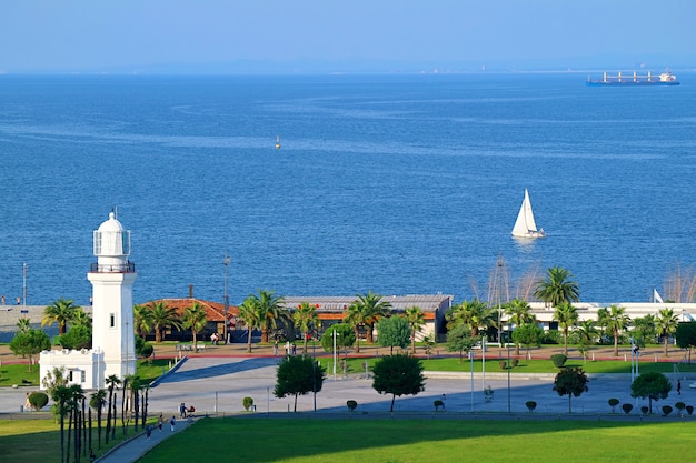 Vista aérea do farol na costa da georgia mar negro batumi adjara região georgia