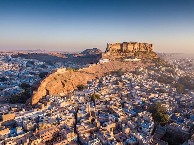 Vista aérea do Forte Mehrangarh ao pôr do sol