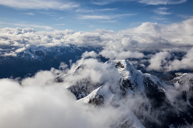 Vista aérea do fundo da natureza da paisagem montanhosa canadense