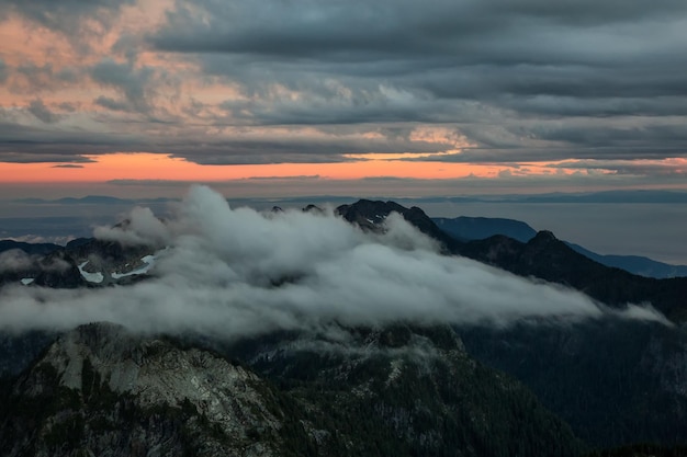 Vista aérea do fundo da paisagem montanhosa canadense