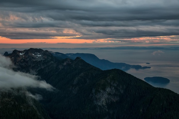 Vista aérea do fundo da paisagem montanhosa canadense