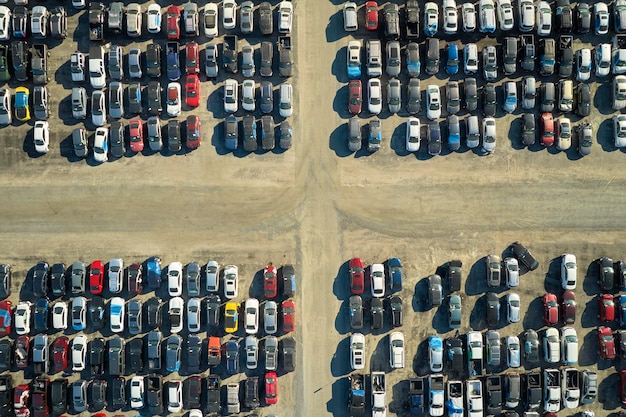 Vista aérea do grande estacionamento da empresa revendedora de leilões com carros estacionados prontos para serviços de remarketing Vendas de veículos usados