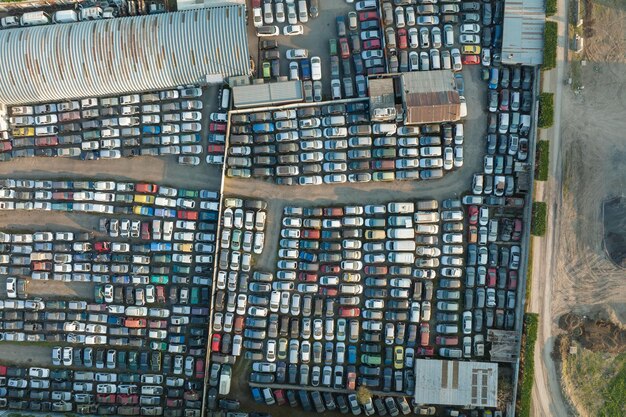 Vista aérea do grande estacionamento do ferro-velho com filas de carros quebrados descartados Reciclagem de veículos antigos