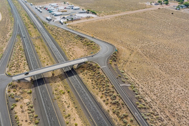 Vista aérea do grande parque de carros e caminhões para infraestrutura rodoviária de área de descanso de rodovia