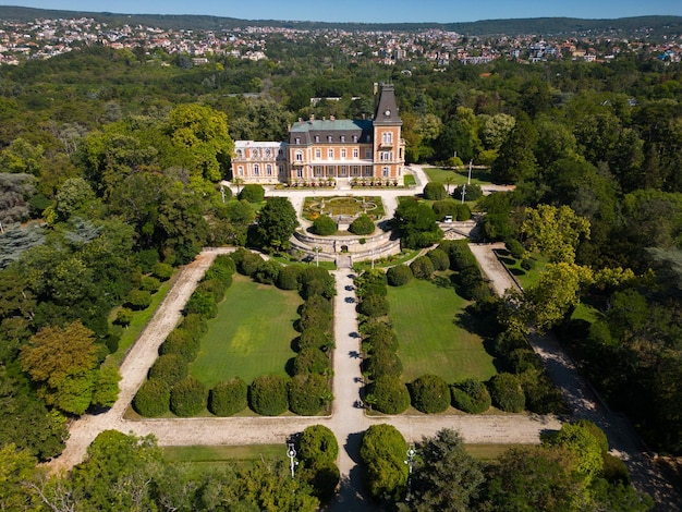 Vista aérea do histórico palácio de Euxinogrado em Varna Bulgária Admire o grande vídeo de voo do Drone