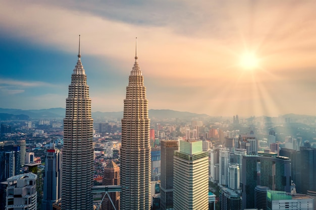 Vista aérea do horizonte da cidade de Kuala Lumpur ao pôr do sol em Kuala Lumpur Malásia