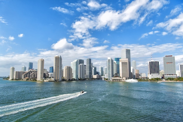 Vista aérea do horizonte da orla de Miami no centro da cidade no dia ensolarado lancha da Flórida navegando ao lado do porto