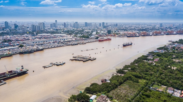 Vista aérea do horizonte de Banguecoque e vista do Rio Chao Phraya Vista da zona verde no Bang Krachao