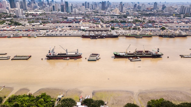 Vista aérea do horizonte de banguecoque e vista do rio chao phraya vista da zona verde no bang krachao