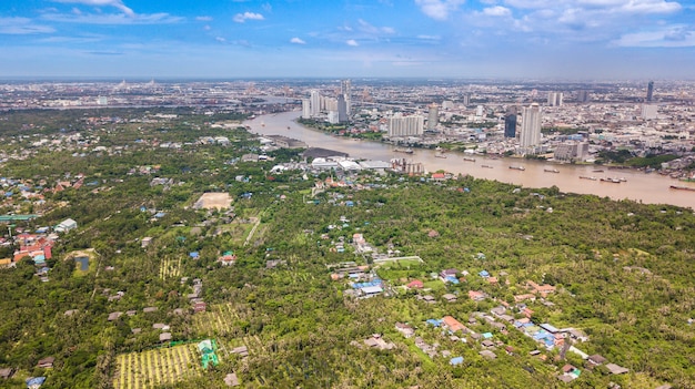 Vista aérea do horizonte de Banguecoque e vista do Rio Chao Phraya