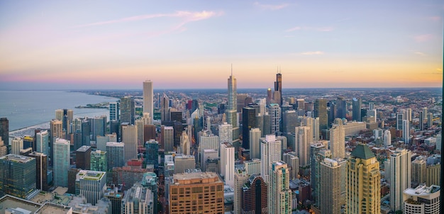 Vista aérea do horizonte do centro de Chicago ao pôr do sol