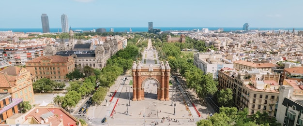 Vista aérea do horizonte urbano de Barcelona e do Arco do Triunfo