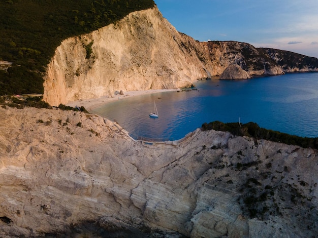 Vista aérea do iate na baía porto katsiki praia Lefkada ilha Grécia
